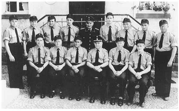 1958 Gruppenfoto vor Gastwirtschaft Lauer